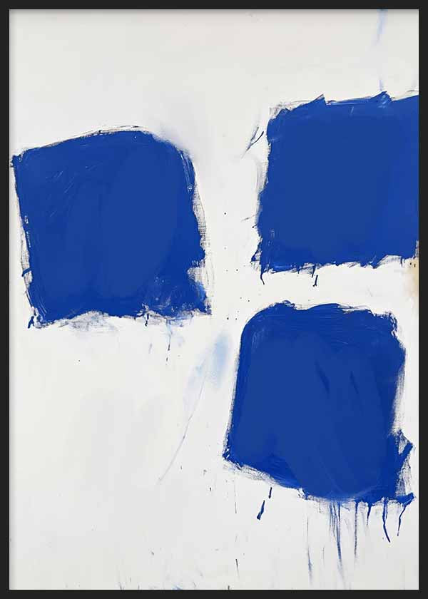 Quadro abstrato moderno com três formas azuis sobre fundo branco, estilo simples e decorativo para interiores contemporâneos. Disponível em kudeko.com