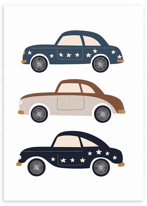 Tableau avec trois voitures classiques pour enfant en bleu marine, beige et marron, petites étoiles décoratives, fond clair et style enfantin moderne. Disponible sur kudeko.com