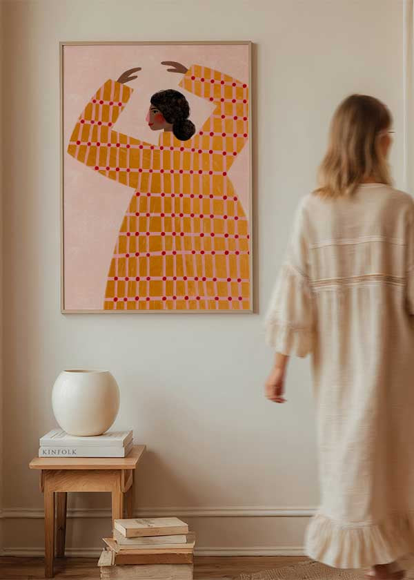 Cuadro ilustrado colorido mujer con vestido geométrico amarillo y rojo de Bea Muller, kudeko.com
