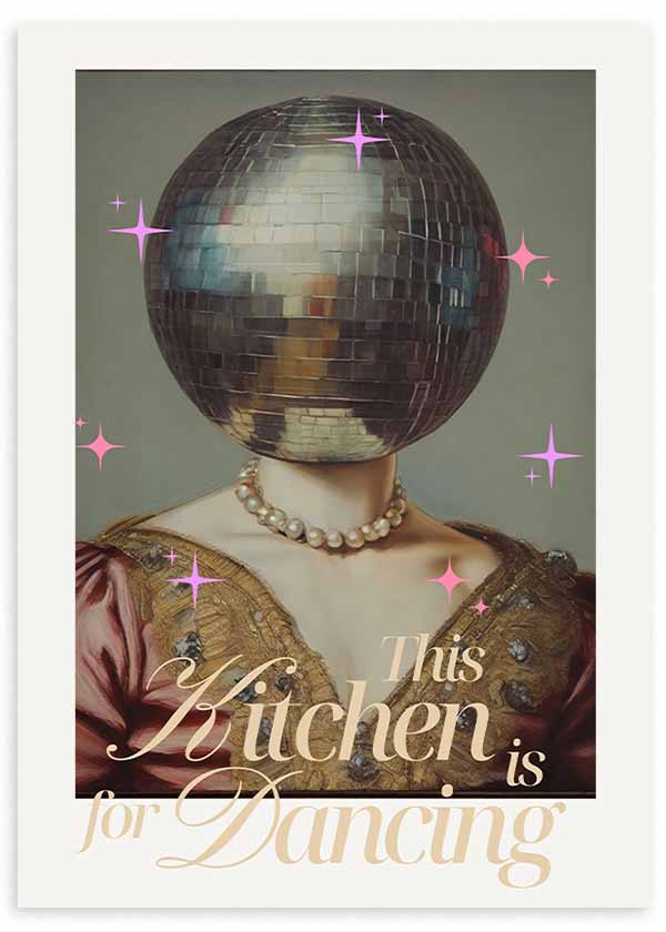 Quadro pop art com figura renascentista e bola de discoteca, com a frase "This kitchen is for dancing". Disponível em kudeko.com