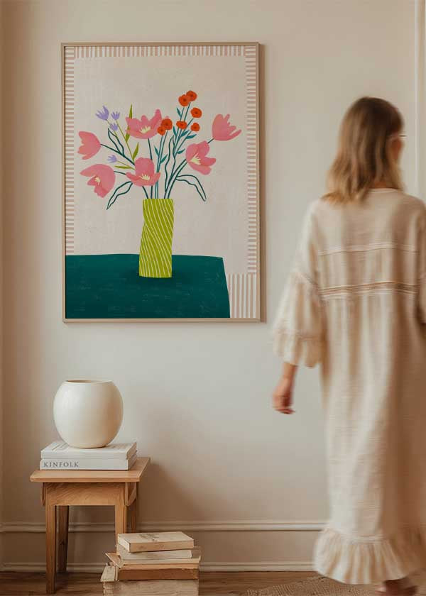 Cuadro ilustrado colorido jarrón verde con flores rosas y lilas de Bea Muller, kudeko.com
