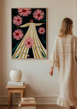 Cuadro ilustrado colorido mujer entre flores rosas de Bea Muller, kudeko.com
