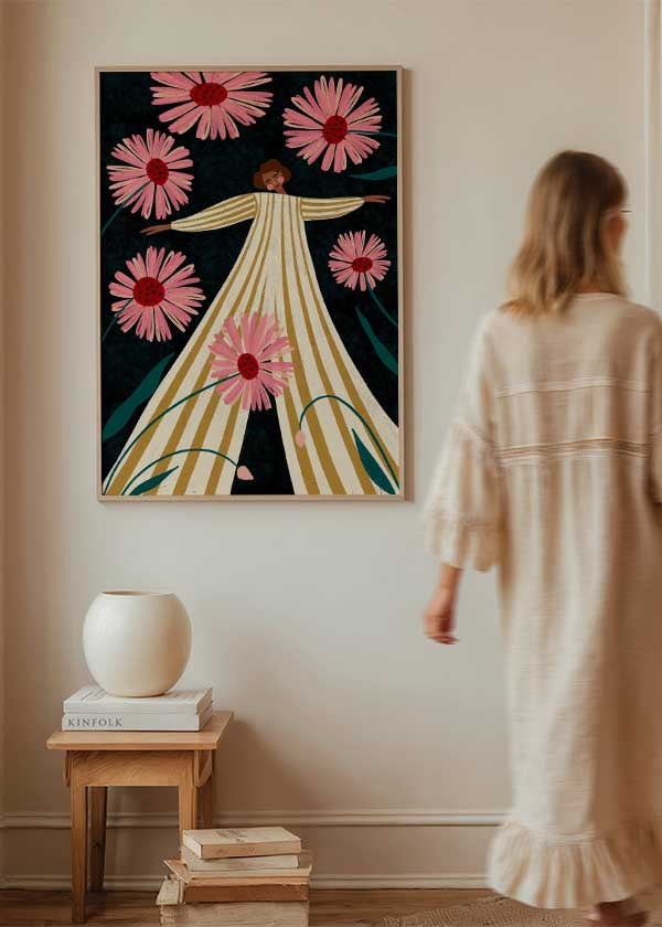 Cuadro ilustrado colorido mujer entre flores rosas de Bea Muller, kudeko.com
