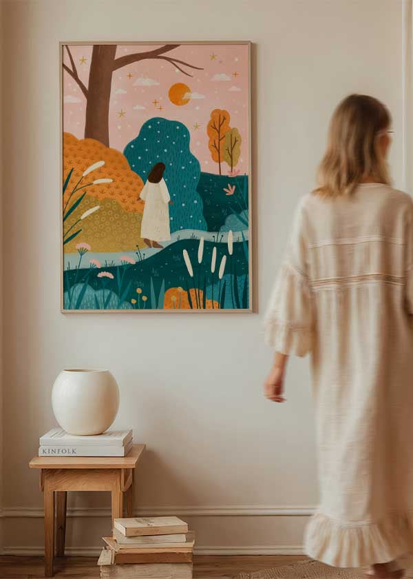 Cuadro ilustrado colorido mujer caminando entre colinas y cielo rosado con sol y estrellas de Bea Muller, kudeko.com
