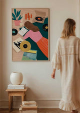 Cuadro ilustrado colorido con mujer leyendo rodeada de vinilos y tocadiscos, obra de Bea Muller, kudeko.com
