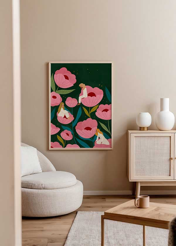 Cuadro ilustrado colorido mujeres entre flores rosadas de Bea Muller, kudeko.com

