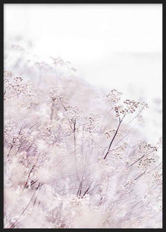 Tableau minimaliste avec fleurs sauvages dans des tons blancs et fond éthéré, idéal pour une décoration nordique. Disponible sur kudeko.com