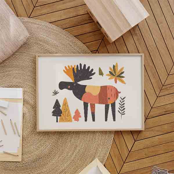 Horizontales Wandbild mit kindlichem Hirsch in schlichten Formen, Blättern und kleinen Bäumen in Senfgelb, Terrakotta, Schwarz und Olivgrün, im illustrierten Stil für das Kinderzimmer. Erhältlich auf kudeko.com