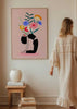 Cuadro ilustrado colorido mujer en yoga con flores, obra de Bea Muller, kudeko.com
