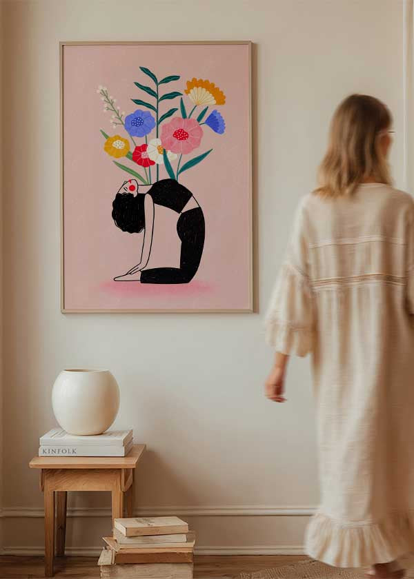 Cuadro ilustrado colorido mujer en yoga con flores, obra de Bea Muller, kudeko.com
