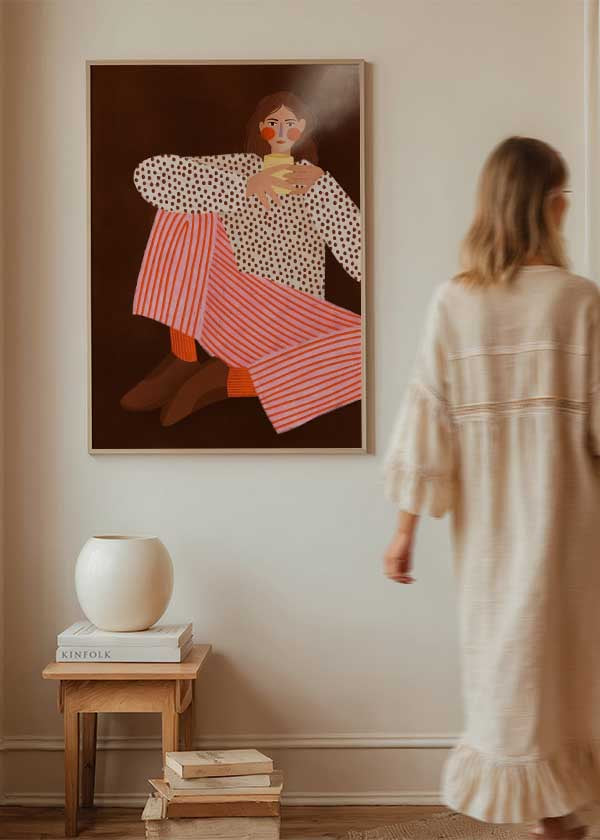 Cuadro ilustrado colorido mujer sentada con pantalones de rayas rojas Bea Muller, kudeko.com
