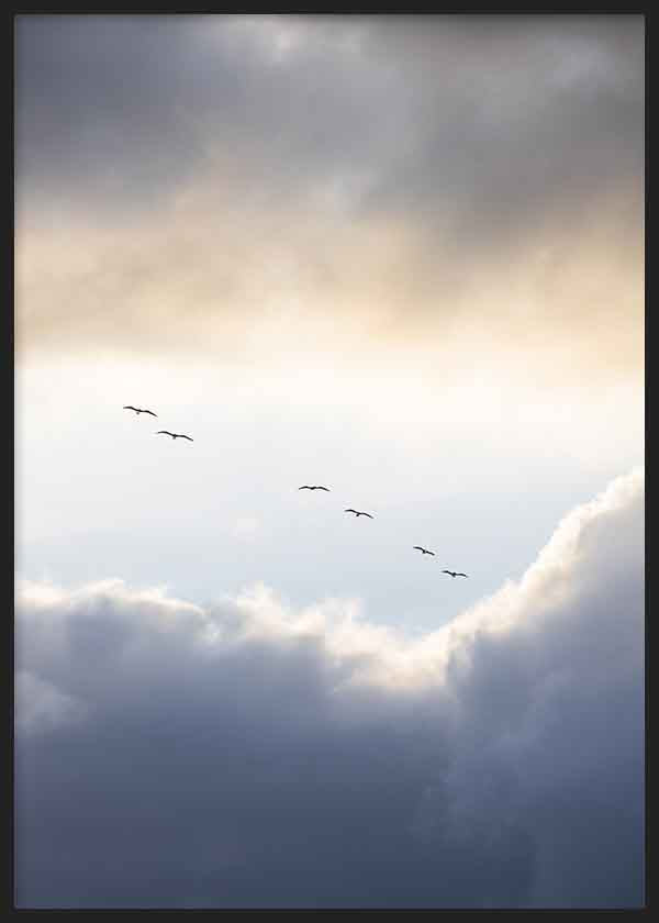 Tableau minimaliste d’oiseaux volant entre les nuages à l’aube, dans des tons doux, avec une ambiance de calme et de liberté. Disponible sur kudeko.com