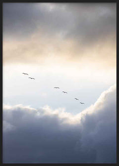 Cuadro minimalista de aves volando entre las nubes al amanecer, evocando calma y libertad. Disponible en kudeko.com.
