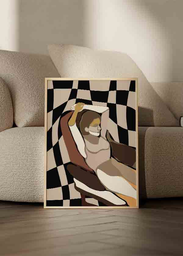 Cuadro pop art con figura femenina y fondo geométrico en tonos beige y negro, disponible en kudeko.com.
