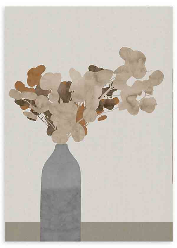 Quadro com jarra cinza azulada e flores secas em bege, creme, castanho torrado e taupe sobre fundo claro, de estilo minimalista e natural. Disponível em kudeko.com