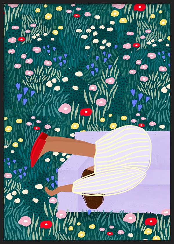 Cuadro ilustrado colorido con mujer descansando en banco lila rodeada de flores silvestres multicolor, obra de Bea Muller, kudeko.com
