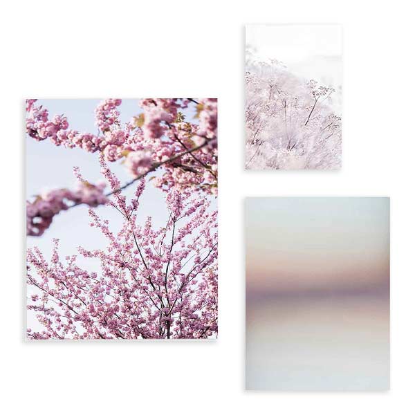 Ensemble de trois tableaux avec fleurs roses floutées, branches délicates, fond clair, tons rose blanc et mauve, composition botanique douce au style floral raffiné. Disponible sur kudeko.com