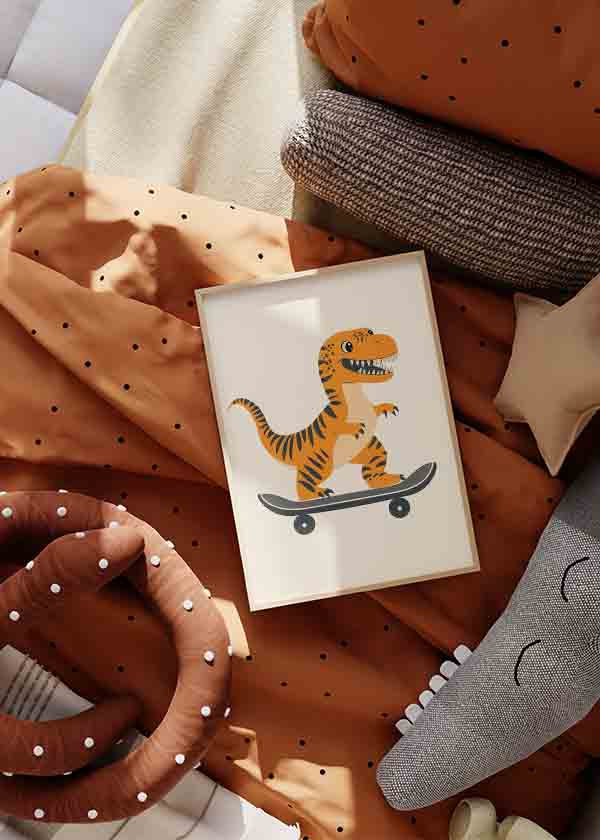 Quadro com dinossauro laranja sorridente sobre skate cinzento, riscas escuras, fundo bege claro e estilo infantil divertido para decoração de parede. Disponível em kudeko.com