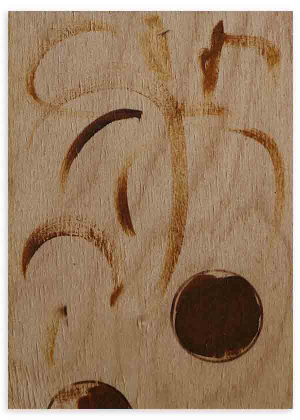 Cuadro con formas curvas y círculos marrón oscuro sobre fondo beige efecto madera, composición serena de líneas orgánicas y estilo abstracto. Disponible en kudeko.com