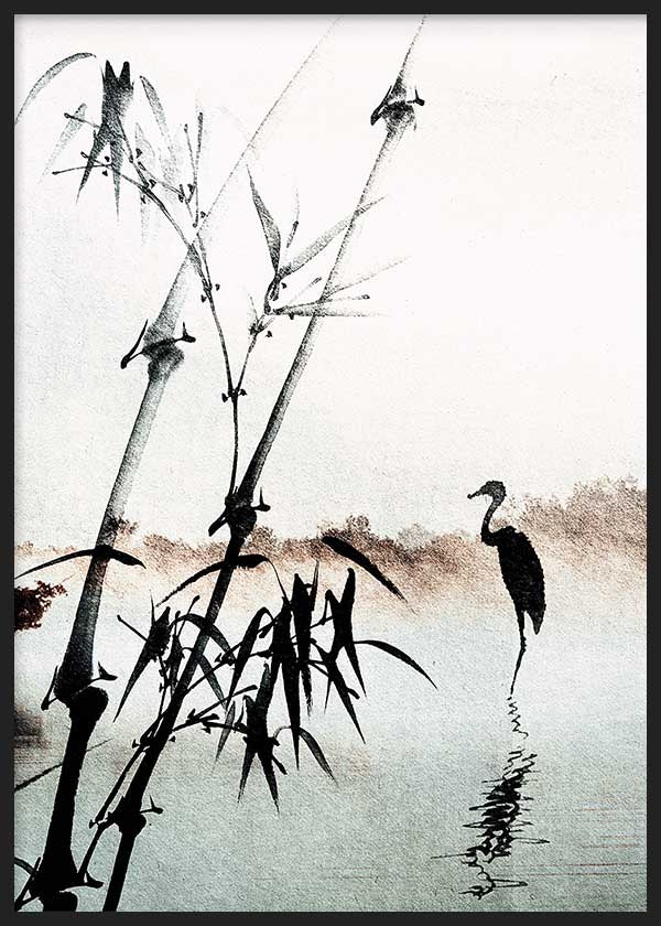 Quadro japonês com bambu e garça em estilo sumi-e, ambiente decorativo sereno e tons naturais equilibrados. Disponível em kudeko.com