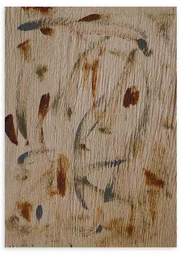 Cuadro de formas abstractas orgánicas sobre fondo beige con textura visual de madera, en tonos marrón óxido, arena y gris azulado, de estilo abstracto. Disponible en kudeko.com