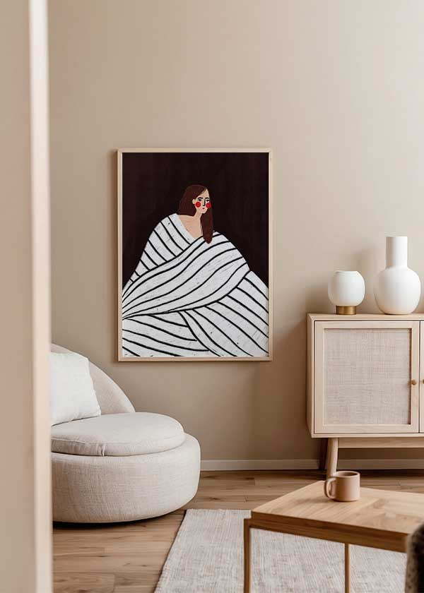 Cuadro ilustrado colorido mujer envuelta en manto blanco con rayas negras de Bea Muller, kudeko.com
