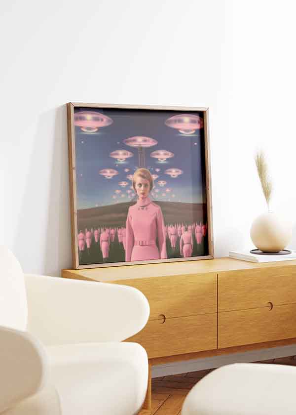 Cuadro surrealista retro-futurista con mujer de rosa y ovnis en el cielo, disponible en kudeko.com.
