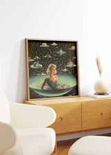 Cuadro surrealista retro-futurista con mujer en un platillo volador y ovnis flotantes, disponible en kudeko.com.
