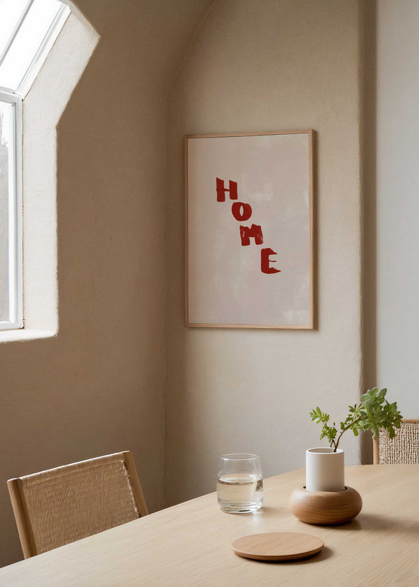 Cuadro con la palabra HOME en letras burdeos sobre fondo beige, kudeko.com
