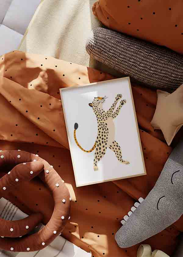Quadro com felino malhado em bege, preto e laranja, figura alongada sobre fundo branco, estilo de ilustração infantil simples e moderno. Disponível em kudeko.com