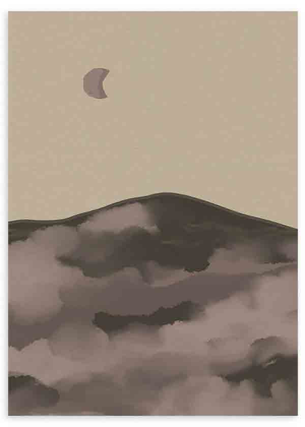 Quadro com paisagem noturna de colinas enevoadas, lua parcial, tons de bege, cinzento taupe e castanho escuro, de estilo minimalista e sereno. Disponível em kudeko.com