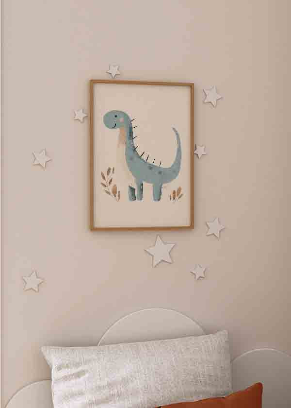 Gerahmtes Wandbild mit blauem Dinosaurier mit langem Hals, beigem Hintergrund, braunen Blättern, rosa und grauen Details, in einem schlichten kindlichen Stil. Erhältlich auf kudeko.com
