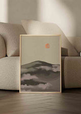 Cuadro minimalista con paisaje montañoso al amanecer y sol anaranjado en tonos cálidos, disponible en kudeko.com.
