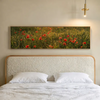 Horizontales Wandbild eines wunderschönen Feldes mit roten Mohnblumen, die von der Sonne beleuchtet werden. Verfügbar auf kudeko.com.