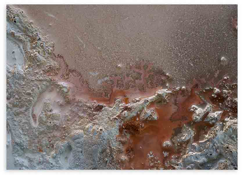 Quadro horizontal com composição abstrata de texturas minerais, relevos orgânicos, tons terra, cobre, cinzento pedra e rosa suave, em estilo abstrato contemporâneo. Disponível em kudeko.com