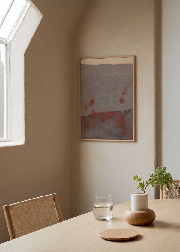 Cuadro abstracto con capas grises y toques rojizos difuminados, kudeko.com
