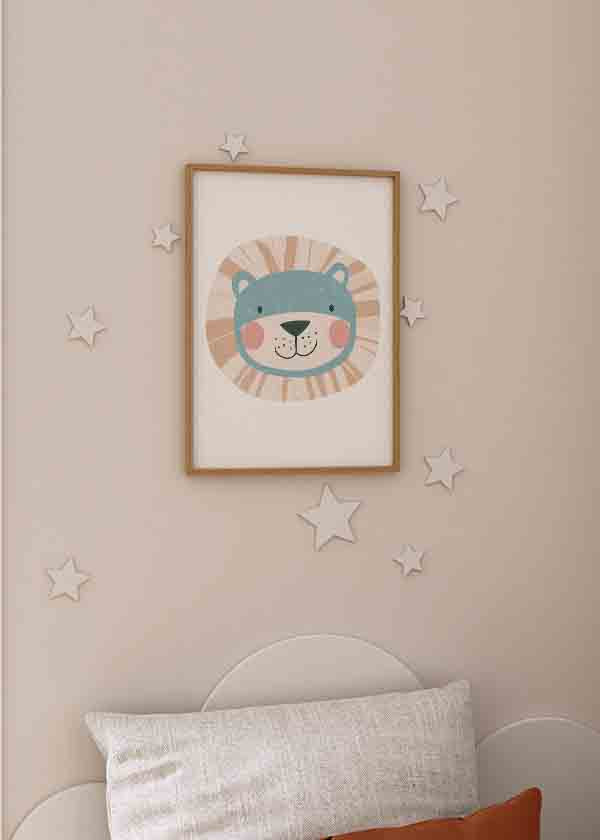 Quadro emoldurado com rosto de leão infantil em estilo de ilustração, com azul suave, bege areia e rosa seco sobre fundo claro, ideal para quarto de criança. Disponível em kudeko.com