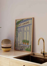 Cuadro colorido de la fachada del Café Lumière, disponible en kudeko.com