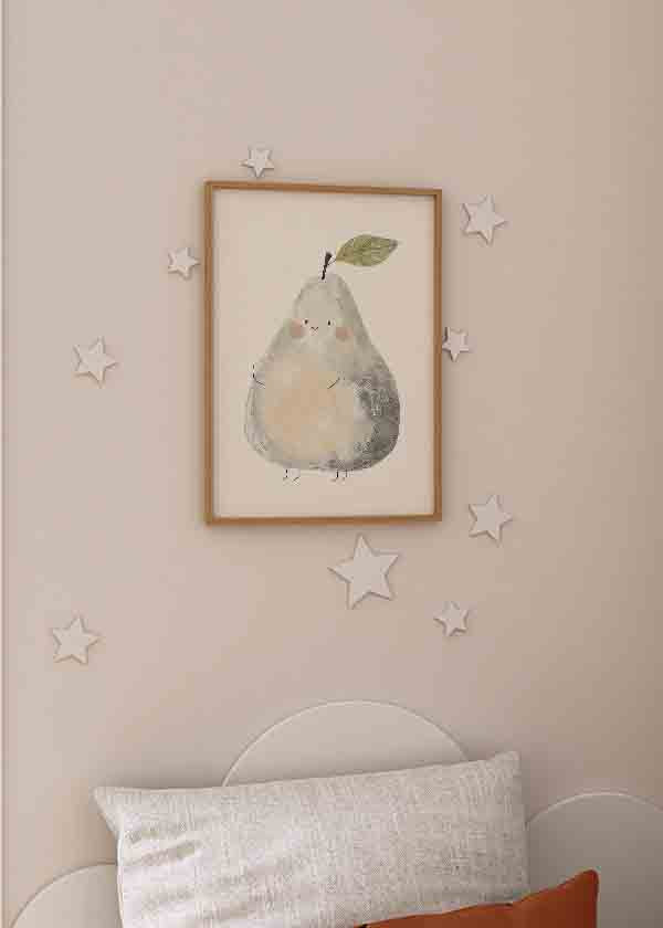 Wandbild mit lächelnder Birne, rosigen Wangen, grünem Blatt sowie Creme, Beige und Graugrün in schlichtem kindlichem Stil für Babyzimmer und Spielecke. Erhältlich auf kudeko.com