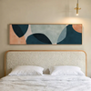 Tableau horizontal avec formes abstraites courbes et superposées en bleu pétrole, bleu gris, beige clair et accents pêche, dans un style abstrait contemporain. Disponible sur kudeko.com