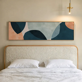 Tableau horizontal avec formes abstraites courbes et superposées en bleu pétrole, bleu gris, beige clair et accents pêche, dans un style abstrait contemporain. Disponible sur kudeko.com