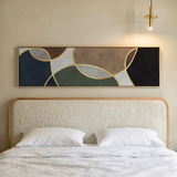 Quadro horizontal com círculos sobrepostos, linhas douradas e blocos em azul escuro, verde oliva, castanho, bege, branco e preto, de estilo geométrico equilibrado e contemporâneo. Disponível em kudeko.com