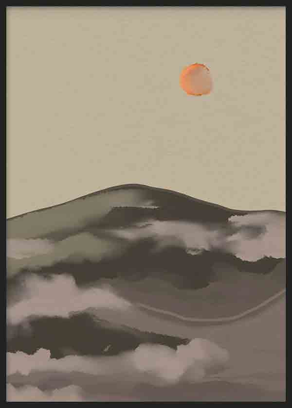 Cuadro de montaña oscura entre niebla suave, fondo beige y sol naranja, con tonos tierra apagados y estilo naturaleza y paisajes. Disponible en kudeko.com
