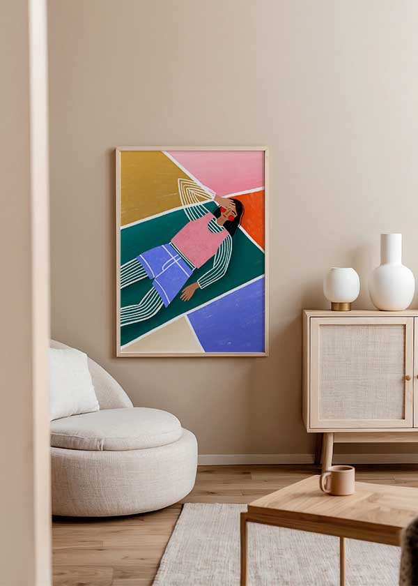 Cuadro ilustrado colorido mujer tumbada sobre fondo geométrico de Bea Muller, kudeko.com
