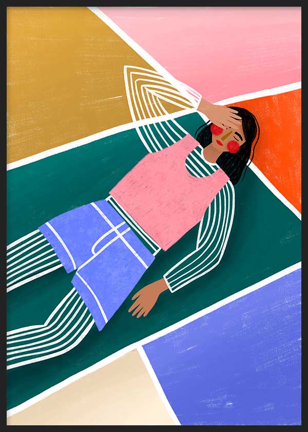 Quadro ilustrado colorido com mulher deitada sobre fundo geométrico de Bea Muller, kudeko.com. Disponível em kudeko.com