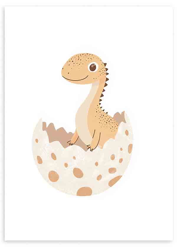 Wandbild mit beigem Baby-Dinosaurier aus einem gesprenkelten Ei, vor weißem Hintergrund, in Sand- und Cremetönen, mit kindlichem Stil für Babyzimmer oder Kinderzimmer. Erhältlich auf kudeko.com