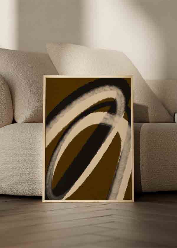 Cuadro abstracto minimalista con líneas curvas en tonos beige, negro y marrón oscuro, disponible en kudeko.com.
