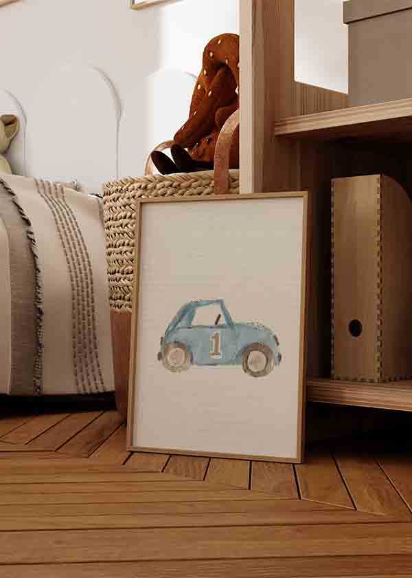 Wandbild fürs Kinderzimmer mit blauem Auto, Nummer eins, beigen Rädern, hellem Hintergrund und sanfter Illustration für Babyzimmer oder Spielecke. Erhältlich auf kudeko.com