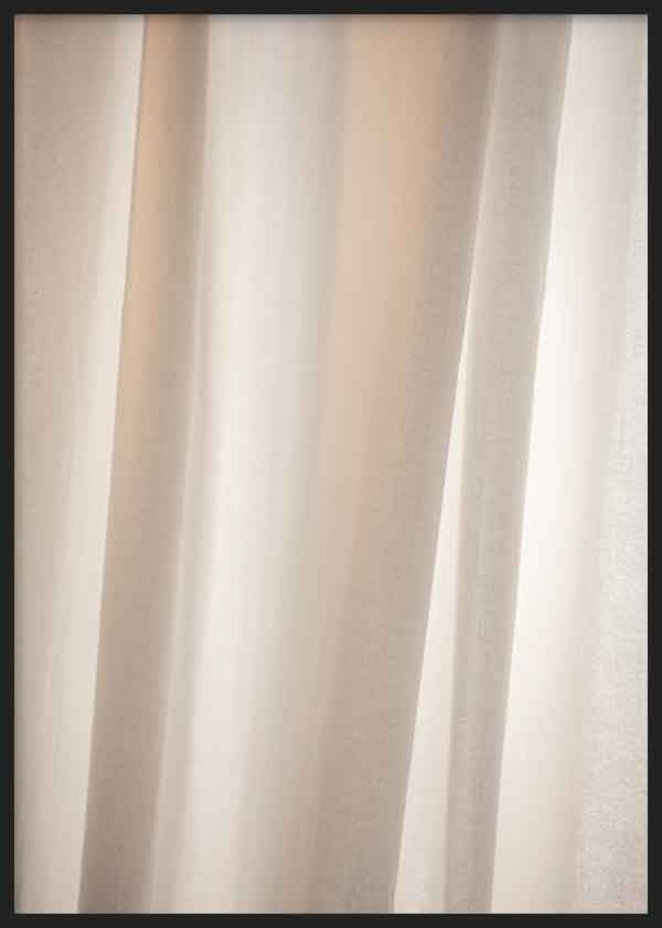 Wandbild im minimalistischen Stil mit Design aus transparenten Vorhängen in neutralen Farbtönen, ruhige und schlichte dekorative Wirkung. Erhältlich auf kudeko.com