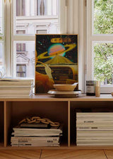 Cuadro surrealista de una mujer conduciendo hacia Saturno, disponible en kudeko.com.
